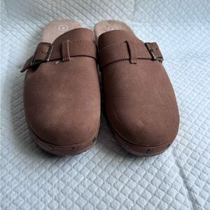 Cat & Jack girls tan clogs